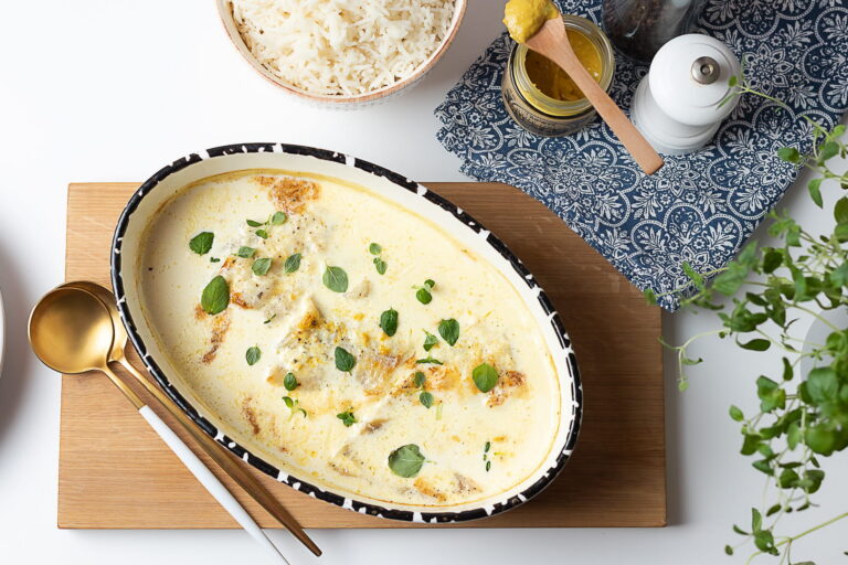 Kreemjas ahjus küpsetatud roog värskete ürtidega, serveeritud ovaalses vormis. Kõrval kausis riis ja trühvlisinep.